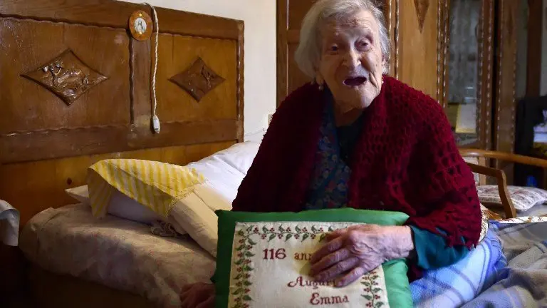 Emma Morano, 116, poses for AFP photographer in Verbania, North Italy, on May 14, 2016.  
Emma Morano is the oldest living person in the world, and the only one left who has touched three centuries. Susannah Mushatt Jones, a New York woman several months her senior, died on May 12 evening, making Morano the world's oldest known person at 116. / AFP PHOTO / OLIVIER MORIN
