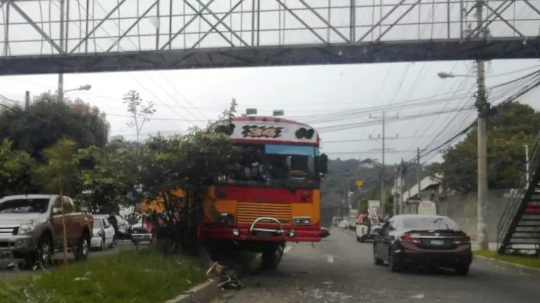 El accidente ocurrió a unos metros de la Embajada Americana, sobre el carril a centros comerciales Foto / vía@markeaton72 