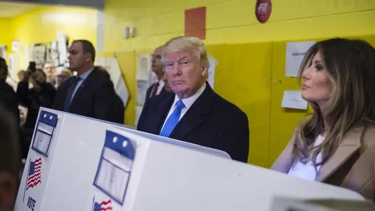 Republican presidential nominee Donald Trump(2nd R) and his wife Melania fill out their ballots at a polling station in a school during the 2016 presidential elections on November 8, 2016 in New York. / AFP PHOTO / MANDEL NGAN
