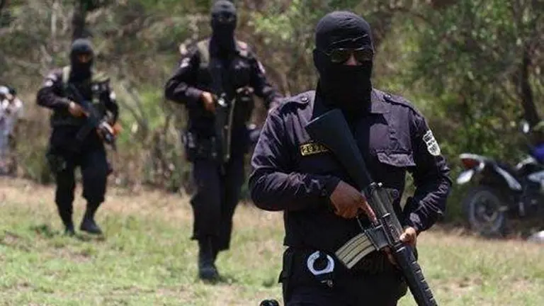 Policías patrullan