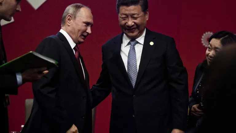 This handout photo taken on November 19, 2016 and released by the official APEC Peru 2016 organisation shows President Vladimir Putin (2nd L) chatting with China&#39;s President Xi Jinping (2nd R) at the start of the ABAC and APEC Leaders&#39; Dialogue at the Asia-Pacific Economic Cooperation (APEC) Summit in Lima.
Pacific Rim leaders are meeting in Peru on November 19-20 to push for continued free trade against the backdrop of rising protectionism globally. / AFP PHOTO / APEC PERU 2016 / STR / -----EDITORS NOTE --- RESTRICTED TO EDITORIAL USE - MANDATORY CREDIT &#34;AFP PHOTO / APEC PERU 2016 &#34; - NO MARKETING - NO ADVERTISING CAMPAIGNS - DISTRIBUTED AS A SERVICE TO CLIENTS 