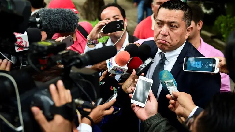 Andres Granados, lawyer of imprisoned Mexican drug lord Joaquin &#34;El Chapo&#34; Guzman, answers questions to journalists in Mexico City on September 26, 2016. / AFP PHOTO / RONALDO SCHEMIDT