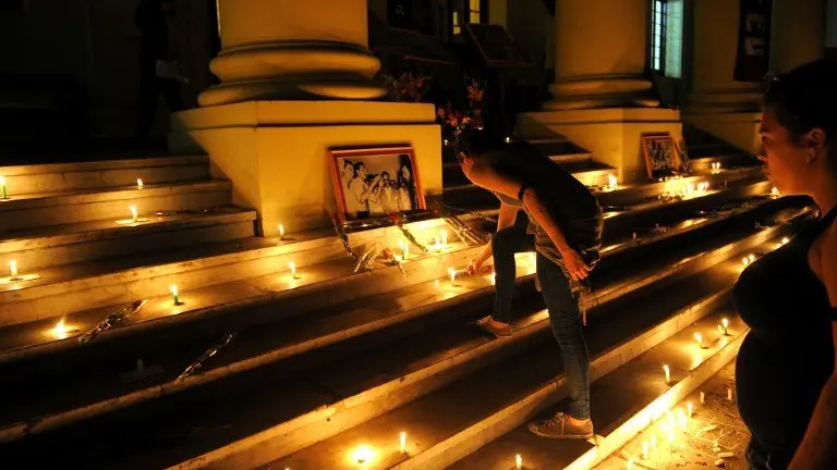 Students light candles in honour of Cuban historic revolutionary leader Fidel Castro a day after his death, at the Havana University in Havana on November 26, 2016. 
Cuban revolutionary icon Fidel Castro died late Friday in Havana, his brother, President Raul Castro, announced on national television. Castro&#39;s ashes will be buried in the historic southeastern city of Santiago on December 4 after a four-day procession through the country. / AFP PHOTO / Yamil LAGE