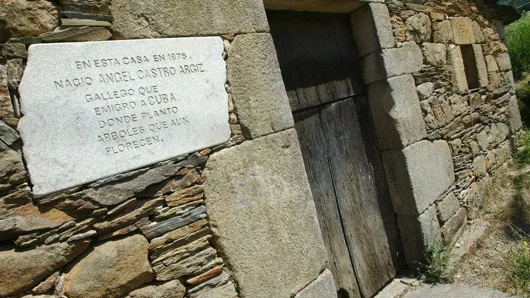 (FILES) This file photo taken on June 9, 2005 shows a plaque reading &#39;Angel Castro Argiz was born in this house in 1875, a Galician who emigrated to Cuba where he planted trees which still blossom&#39; on the small limestone house of Fidel Castro&#39;s father house, in Lancara, a village 20 kilometres (12 miles) from Lugo, northwestern Spain.
Cuba&#39;s socialist icon and father of his country&#39;s revolution Fidel Castro died on November 25, 2016, aged 90, after defying the United States during a half-century of ironclad rule and surviving the eclipse of global communism.

 / AFP PHOTO / MIGUEL RIOPA