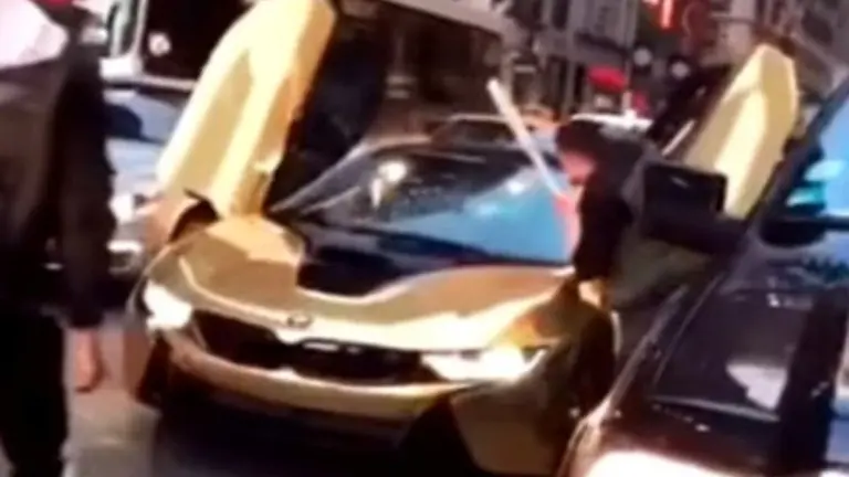 Golpea vehículo con un bate