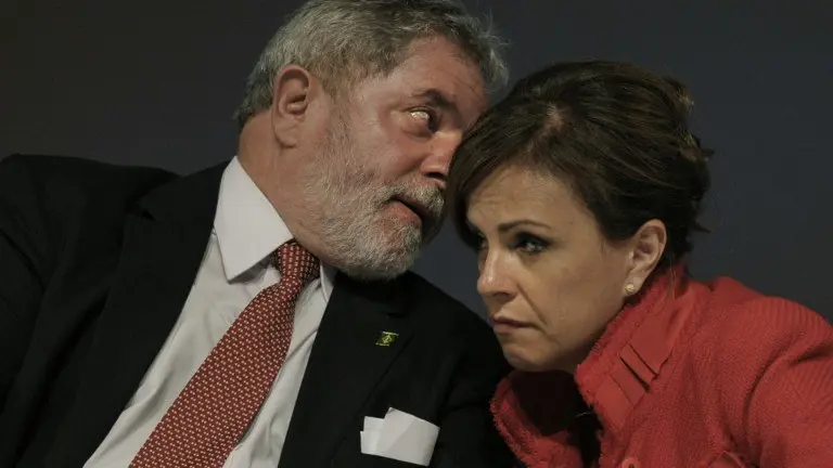 Brazil's President Luiz Inacio Lula da Silva (L) talks with El Salvador's First Lady Vanda Pignato, during a ceremony at Sao Paulo's State Industry Federation (FIESP) headquarters, in Sao Paulo, Brazil, on August 9, 2010. AFP PHOTO/Mauricio LIMA / AFP PHOTO / MAURICIO LIMA