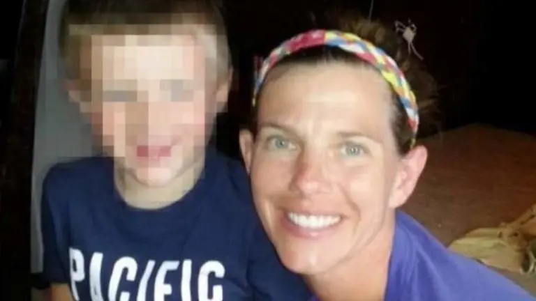 TIffany Alberts junto a su hijo.