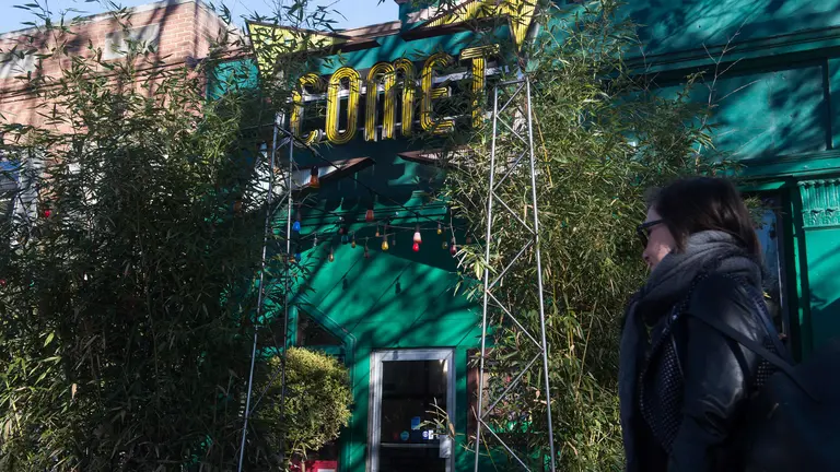 A woman walks past the Comet Ping Pong restaurant in Washingon, DC, on December 5, 2016.
An assault rifle-wielding gunman's appearance at a Washington pizzeria that was falsely reported to house a pedophile ring has elevated worries over the unrelenting rise of fake news and malicious gossip on the internet. No one was injured when 28-year-old Edgar Maddison Welch strode into the Comet Ping Pong restaurant, packed with families on a Sunday afternoon, and fired off a round from his AR-15.
 / AFP PHOTO / NICHOLAS KAMM