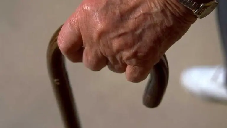 anciano-mano-baston