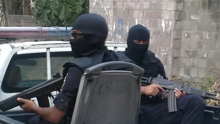 Policías patrullan