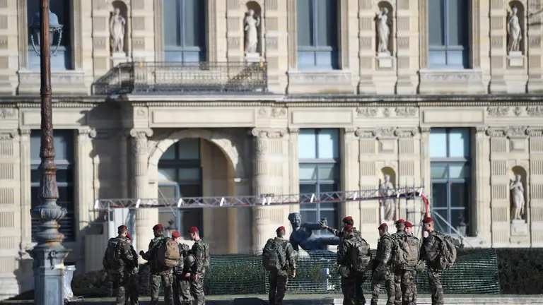 Soldiers patrol near the Louvre museum on February 3, 2017 in Paris, after a soldier patrolling at the museum shot and seriously injured a machete-wielding man who yelled "Allahu Akbar" ("God is greatest") as he attacked security forces, police said.
One soldier was "lightly injured" and has been taken to hospital, while the knifeman is in a serious condition but is still alive, security forces said. / AFP PHOTO / Eric FEFERBERG