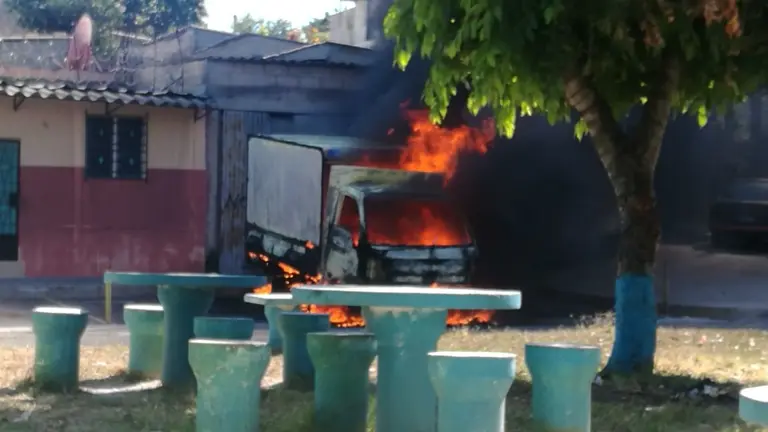 camion incendiado 2