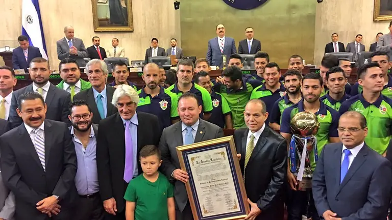Santa Tecla recibió un reconocimiento como campeón del torneo Apertura 2017.