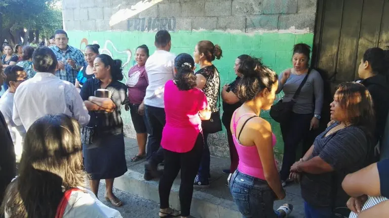 concentración de padres de familia afuera del centro educativo Hogar del Niño