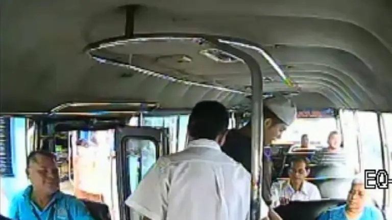 Delincuentes cobrando renta en microbús