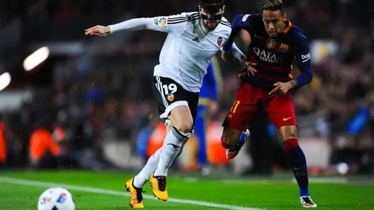 BARCELONA, SPAIN - FEBRUARY 03: Neymar of FC Barcelona competes for the ball with Antonio Barragan of Valencia CF during the Copa del Rey Semi Final first leg match between FC Barcelona and Valencia at Nou Camp on February 3, 2016 in Barcelona, Spain.  (Photo by David Ramos/Getty Images)