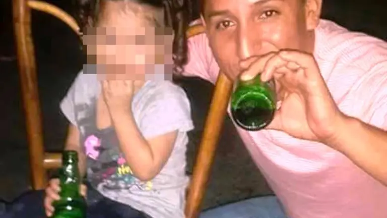 niña con cerveza