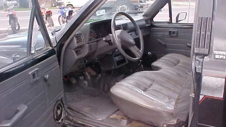 toyota-pickup-interior-5
