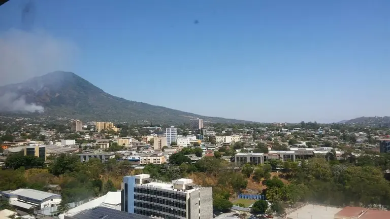 Incendio en volcan de San Salvador