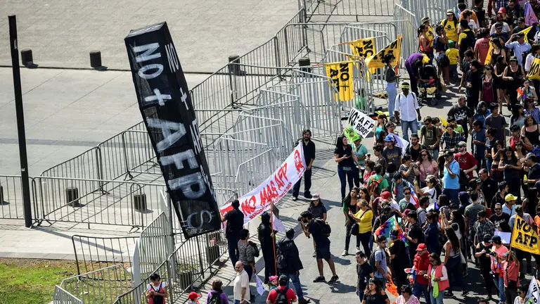 Empleados marchan contra las AFP en Santiago, Chile