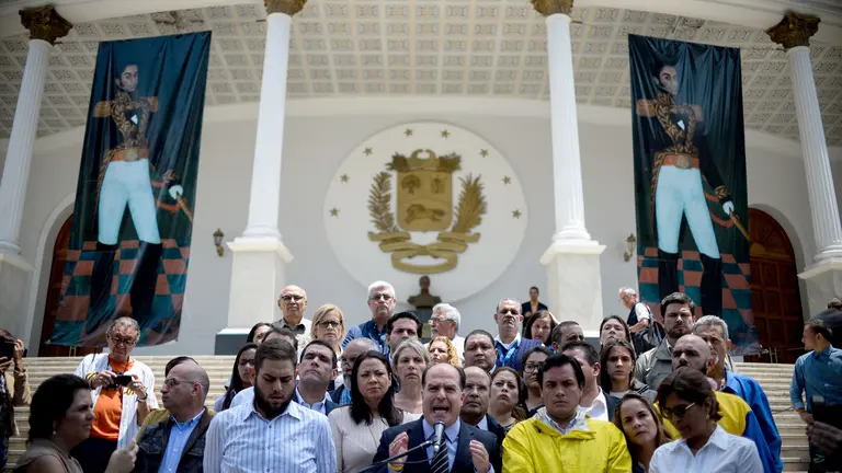 The president of Venezuela's National Assembly Julio Borges (C),  speaks during a press conference in Caracas on March 30, 2017.
Venezuela's Supreme Court took over legislative powers Thursday from the opposition-majority National Assembly, whose speaker accused leftist President Nicolas Maduro of staging a "coup." / AFP PHOTO / FEDERICO PARRA