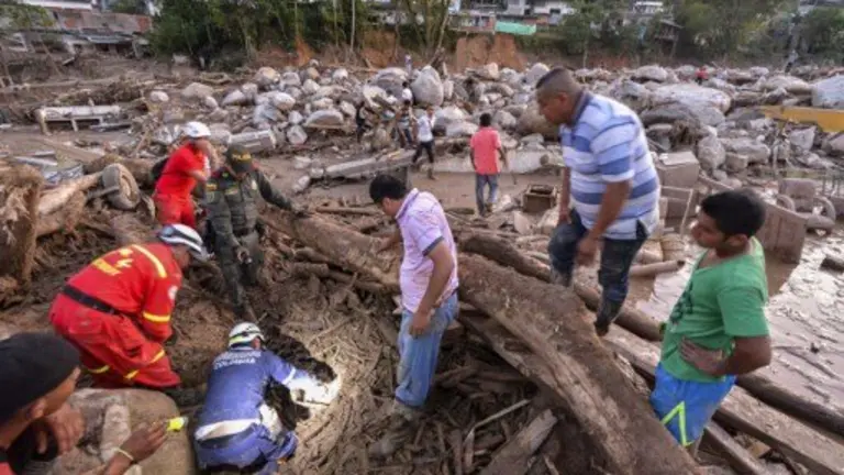 Rescuers seek people among the rubble left by mudslides following heavy rains in Mocoa, Putumayo department, southern Colombia on April 1, 2017. 
A massive avalanche left more than 200 dead and hundreds of injured and disappeared on Saturday in southern Colombia, after heavy rains that have affected the Andean region, especially Peru and Ecuador. / AFP PHOTO / LUIS ROBAYO