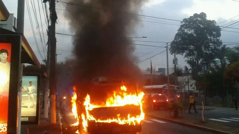 Microbús incendiado en la Manuel Enrique Araujo