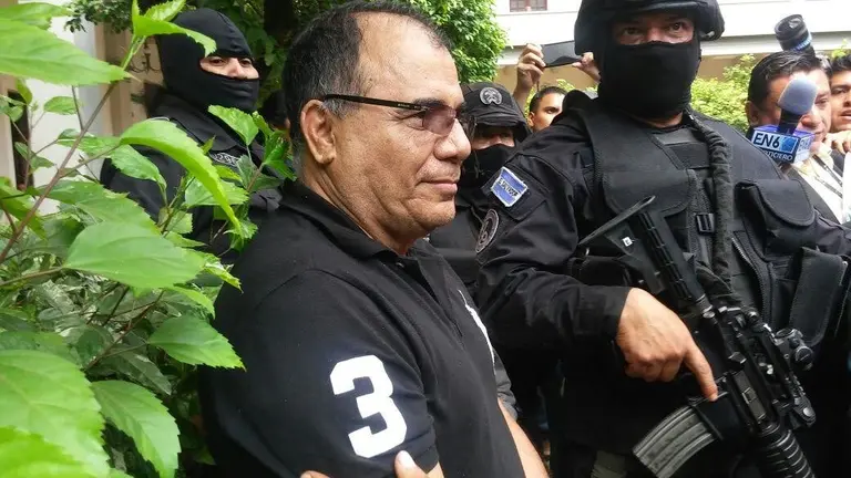 José Adán Salazar, "Chepe Diablo", al ser presentado por la PNC