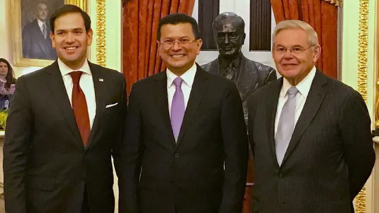 Hugo Martinez con los senadores Marco Rubio y Bob Menendez