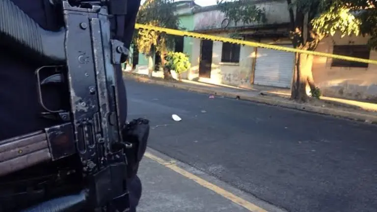 Policía custodia escena de homicidio