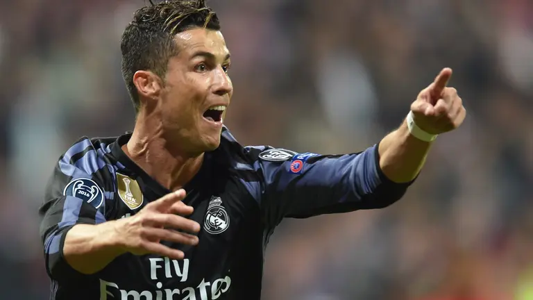 Cristiano Ronaldo, delantero del Real Madrid, celebra su gol número 100 en competencias europeas de clubes