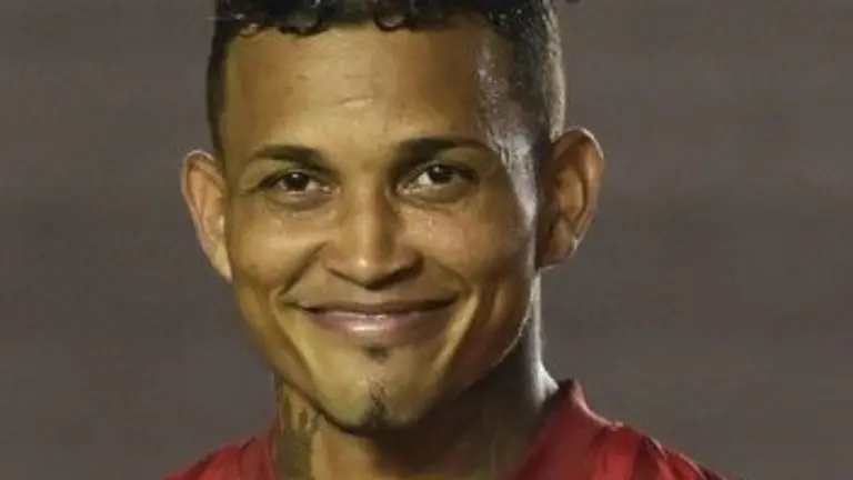 Panama's player Amilcar Henriquez poses for pictures before the start of the friendly match against Venezuela, at the Rommel Fernandez stadium in Panama City on May 24, 2016. / AFP PHOTO / RODRIGO ARANGUA