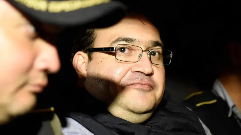 Javier Duarte (C), former governor of the Mexican state of Veracruz, is seen in an autopatrol following his arrest upon his arrival at the Matamoros military barracks in Guatemala City on April 16, 2017.
Duarte, the fugitive former governor of Mexico's Veracruz state suspected of embezzling hundreds of millions of dollars, has been detained in Guatemala after six months on the run, officials said on April 15. / AFP PHOTO / Johan ORDONEZ