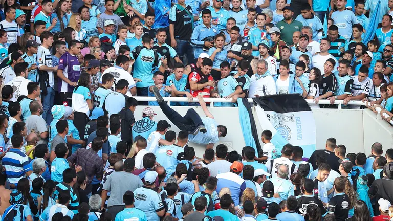 Un aficionado es lanzado desde la tribuna en un partido en Córdoba, Argentina
