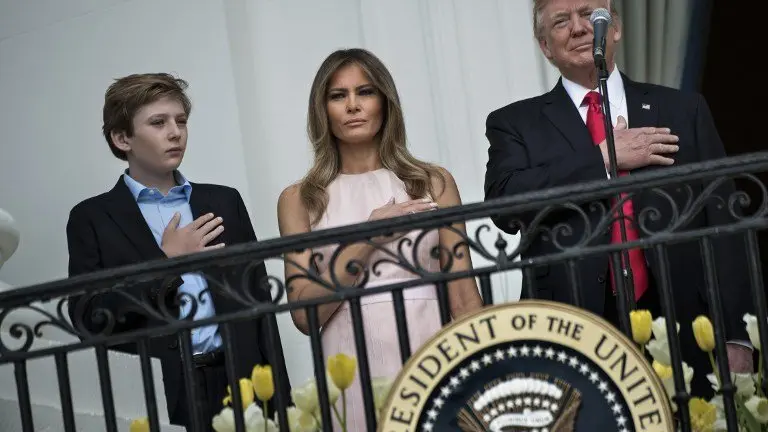 Barron, Melania y Donald Trump durante el tradicional acto de búsqueda de los huevos de Pascua