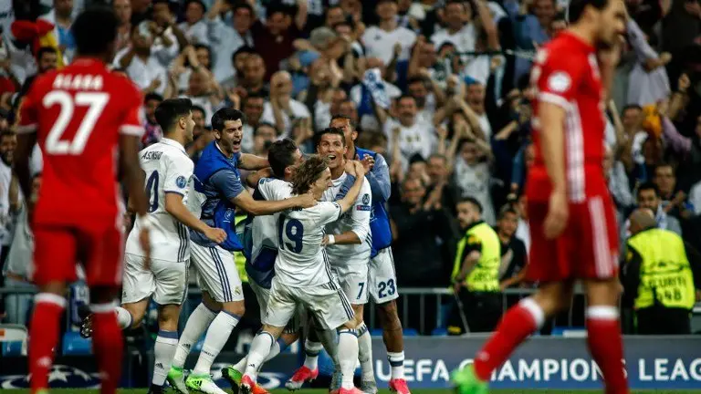Jugadores de Real Madrid celebran el triunfo 4-2 con el que eliminaron al Bayern Múnich
