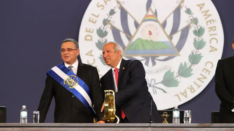 Mauricio Funes y Sigfrido Reyes durante el traspaso de mando presidencial