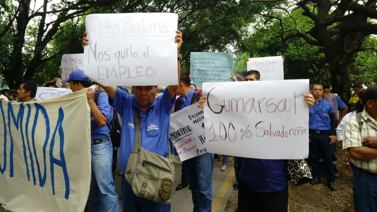 Empleados de Gumarsal realizan protesta frente a la fábrica