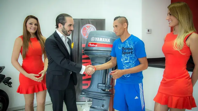 Nayib Bukele regaló un motor a Agustín "Tin" Ruiz