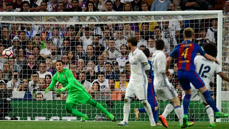 Ivan Rakitic al momento de marcar su gol en el clásico español