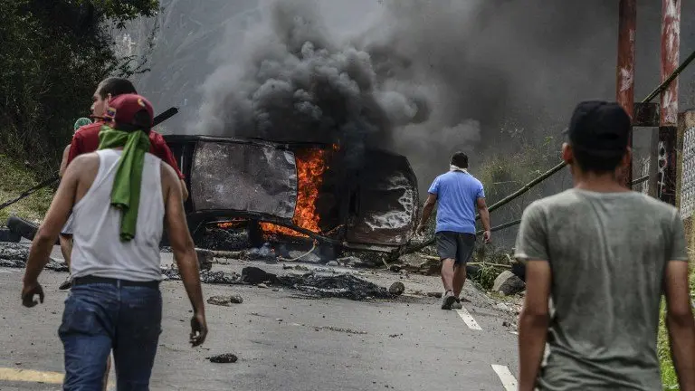 Venezuelan opposition activists set up barricades during a demonstration against President Nicolas Maduro in San Cristobal, on April 24, 2017. 
Protesters rallied on Monday vowing to block Venezuela's main roads to raise pressure on Maduro after three weeks of deadly unrest that have left 21 people dead. Riot police fired rubber bullets and tear gas to break up one of the first rallies in eastern Caracas early Monday while other groups were gathering elsewhere, the opposition said. / AFP PHOTO / George Castellanos