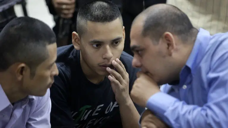 Juan Gregorio Rocha (centro) es el pastor acusado de ordenar que quemaran a una mujer en Nicaragua