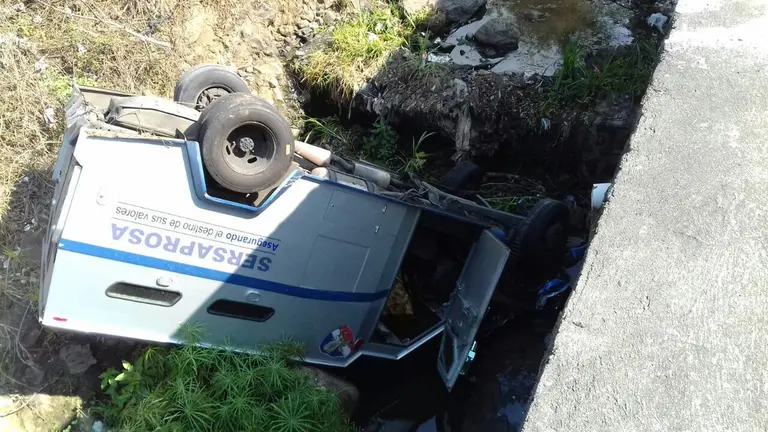 Camión blindado accidentado en carretera al Puerto de La Libertad