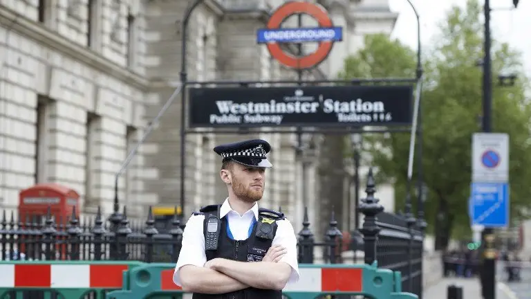 Un hombre armado con cuchillos fue detenido cerca del parlamento británico