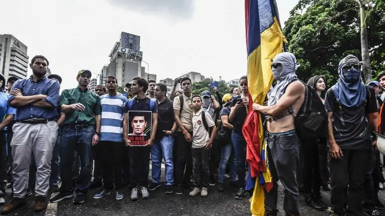 Venezuelan opposition leader Henrique Capriles takes part in a march paying tribute to student Juan Pablo Pernalete -killed on the eve by impact of a gas grenade during a protest against President Nicolas Maduro- in Caracas, on April 27, 2017. 
Venezuela defied international pressure over its deadly political crisis as European lawmakers accused its government of "brutal repression" and US President Donald Trump called the country "a mess". Nearly a month of clashes between anti-government protesters and the police have left 28 people dead, according to prosecutors. / AFP PHOTO / JUAN BARRETO