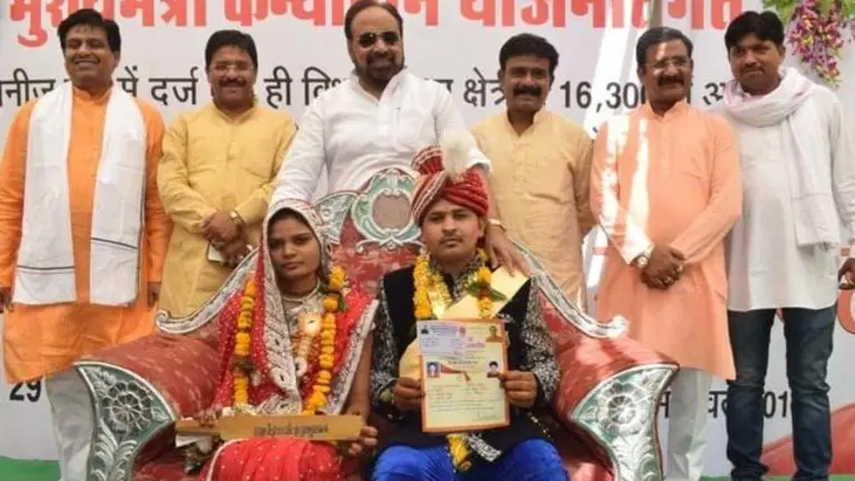 Un ministro de India regaló palas de madera a varias novias