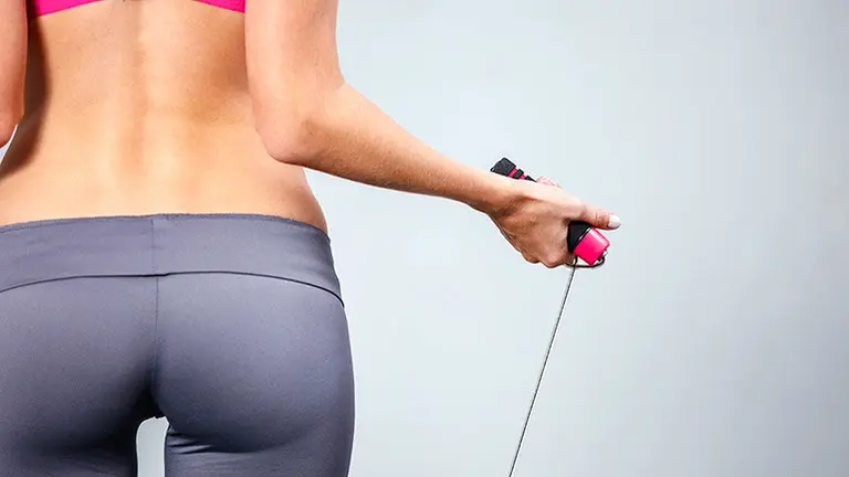 Mujer saltando cuerda