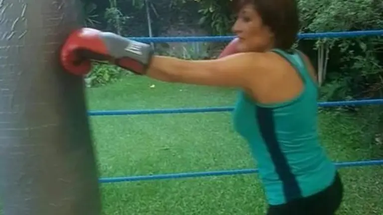 Diputada Karla Hernández practicando boxeo