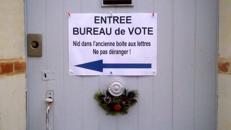 Nido en un centro de votación en Francia