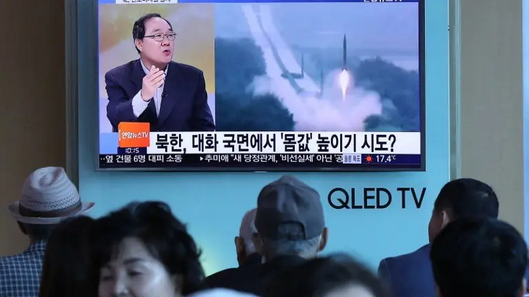 People watch a television news programme, showing file footage of a North Korean missile launch, at a railway station in Seoul on May 14, 2017.
North Korea fired a ballistic missile on May 14 in an apparent bid to test the South's new liberal president and the US which have both signalled an interest in negotiations to ease months of tensions. / AFP PHOTO / YONHAP / str /  - South Korea OUT / REPUBLIC OF KOREA OUT  NO ARCHIVES  RESTRICTED TO SUBSCRIPTION USE    